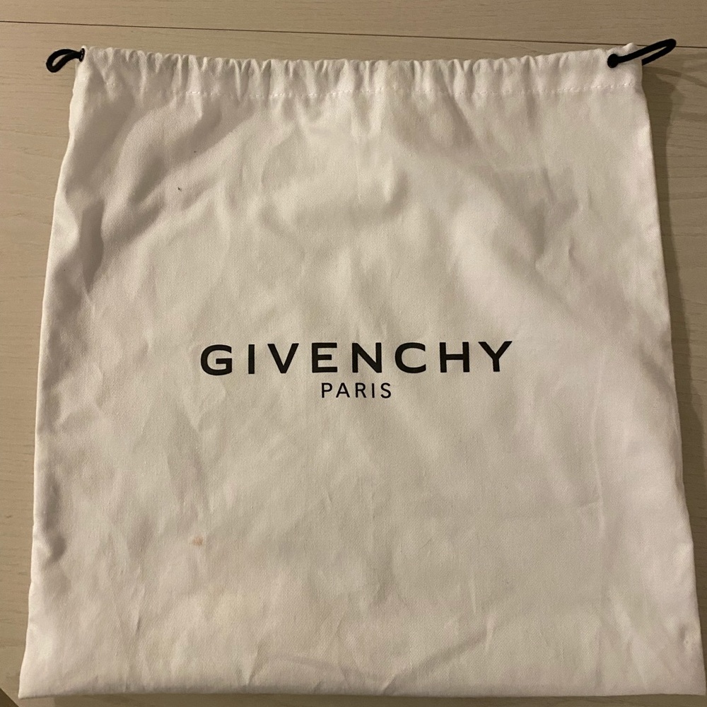 Givenchy Classic Red Crossbody. Dust Bag Included. - Picture 2 of 6